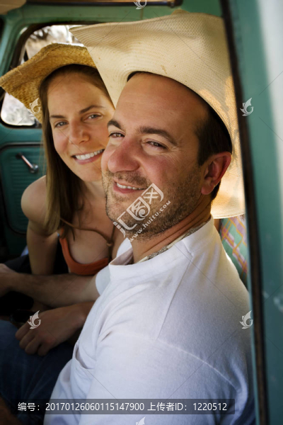牛仔和女人在皮卡車(chē)