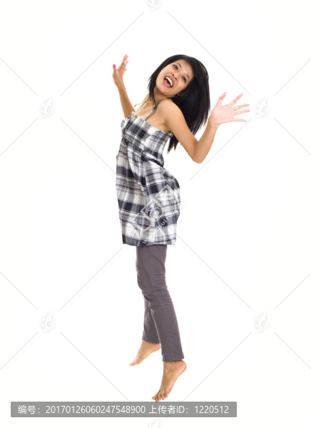年輕的亞洲女孩高興地跳了起來