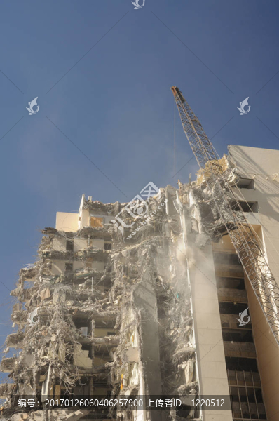 在拆除建筑