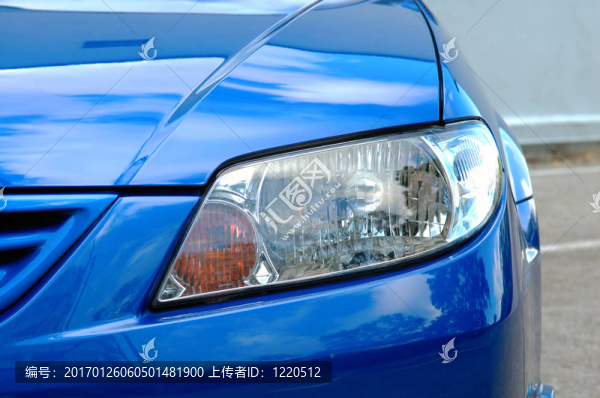 運動轎車的前視圖