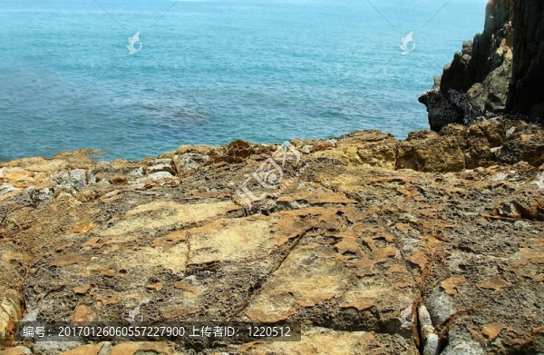 多石的海岸線