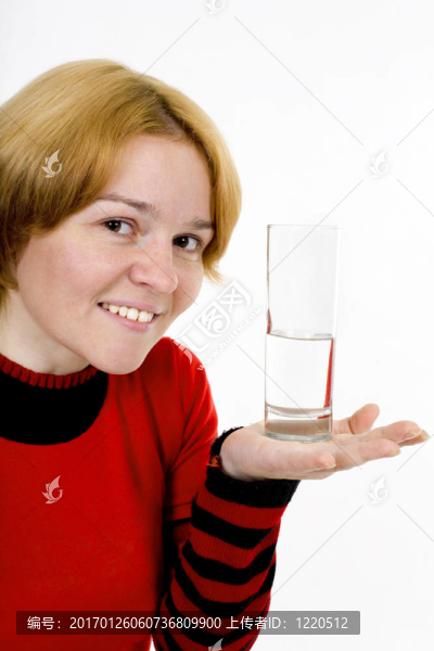 帶水玻璃的女孩