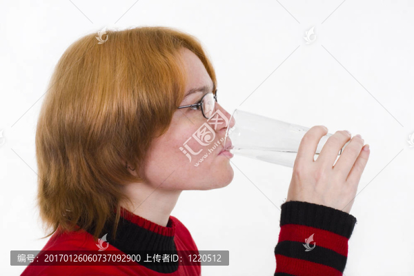 帶水玻璃的女孩