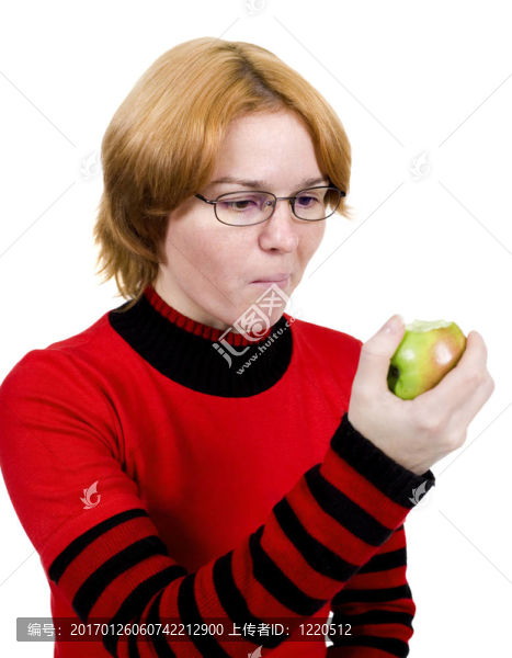 這個女孩吃了一個蘋果