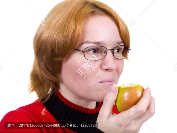 這個(gè)女孩吃了一個(gè)綠色的蘋果