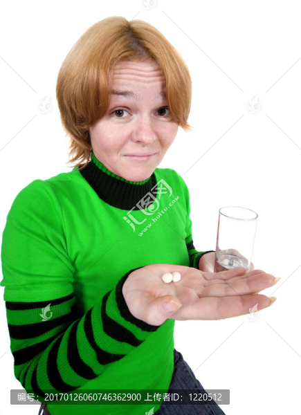 女孩用玻璃和藥片