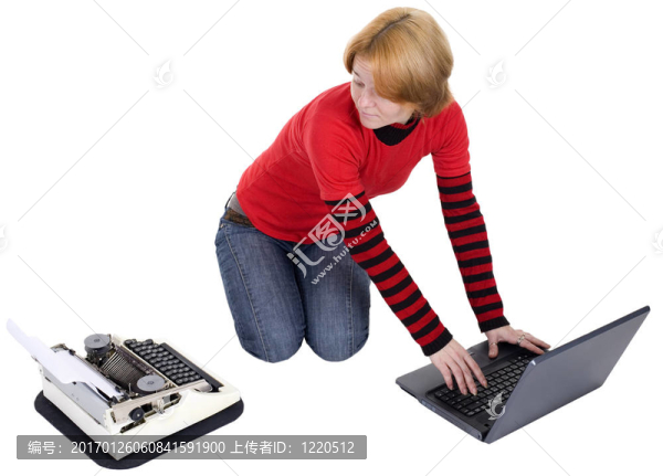 帶著筆記本電腦和一臺打字機的女孩