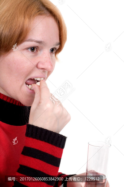 有平板玻璃和玻璃的女孩