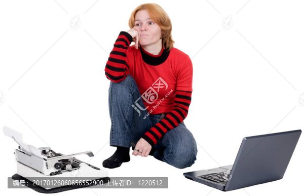 帶著筆記本電腦和一臺打字機的女孩