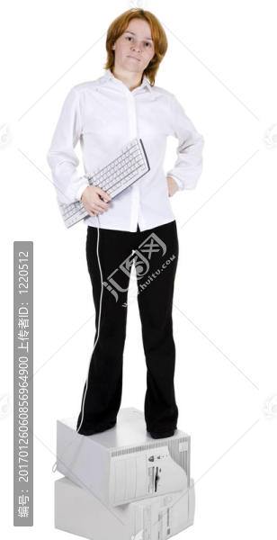 站在兩臺電腦上的女孩