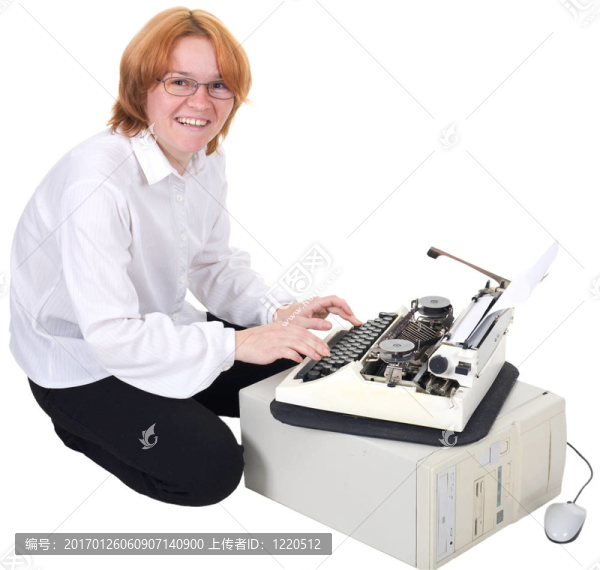 在打字機上打印的女孩