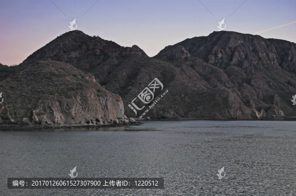 科爾特斯海中部的荒島群