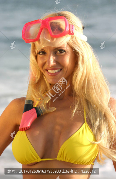 微笑的女人有一個(gè)面具，Snorkel