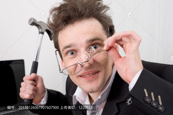 瘋狂的人手里拿著一把錘子