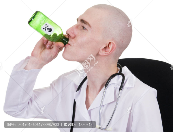 人在醫(yī)生的綠瓶的罩衫