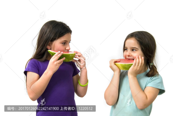 兩個(gè)女孩吃西瓜