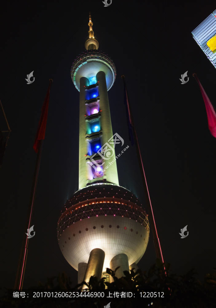 上海電視塔在夜晚的浦東中國