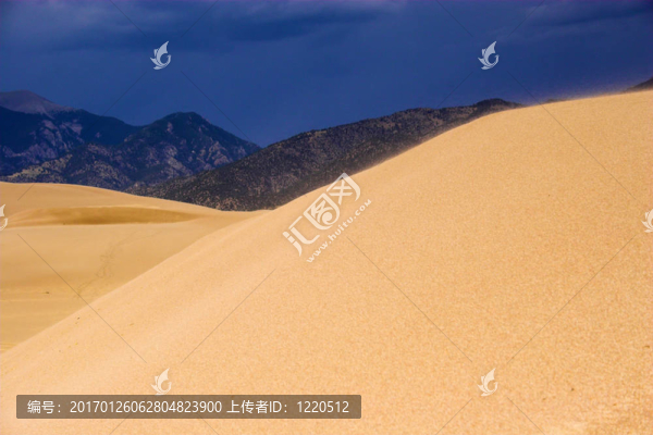 沙丘雷暴