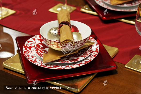 紅色的圣誕餐桌