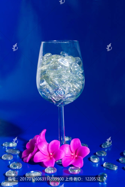 閃亮的藍色酒杯