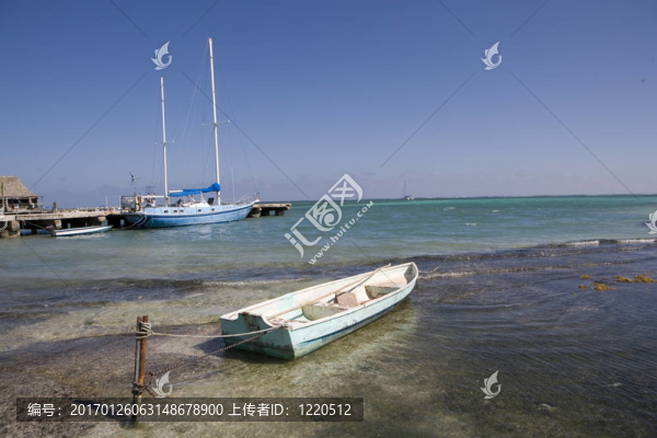 小船綁在淺灘