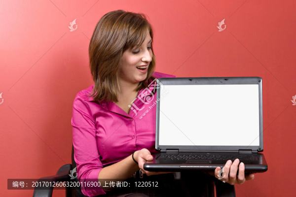 顯示她的屏幕的女人