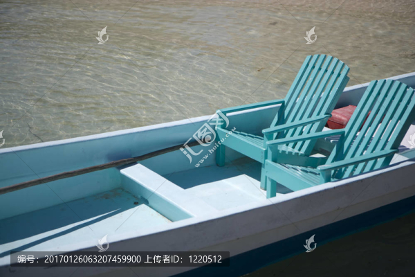 海岸附近一條小船上的兩把椅子
