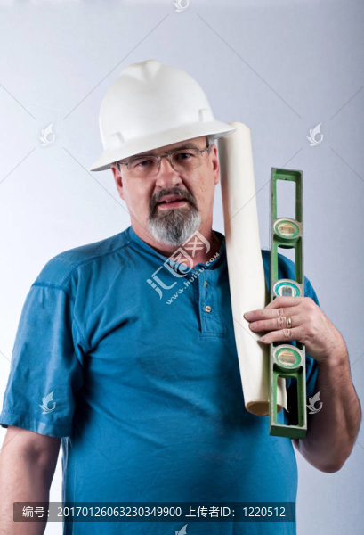 有一些工具的建筑工人
