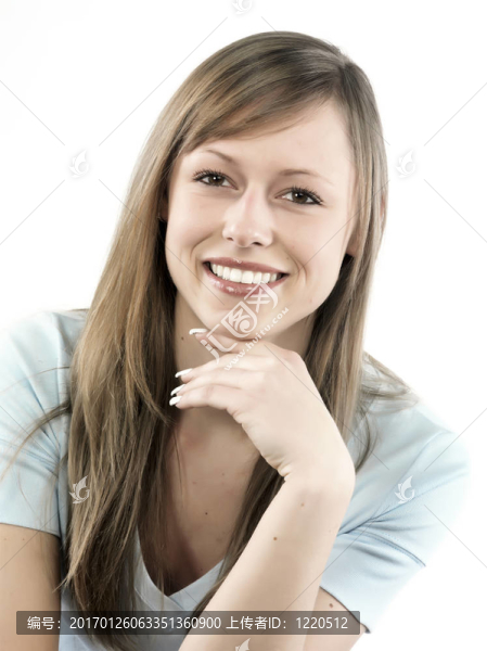 一個幸福的年輕女子微笑著孤立在白色背景的特寫肖像
