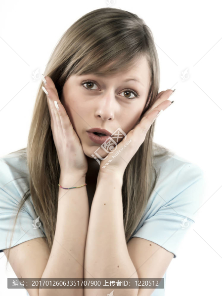 一個幸福的年輕女子微笑著孤立在白色背景的特寫肖像