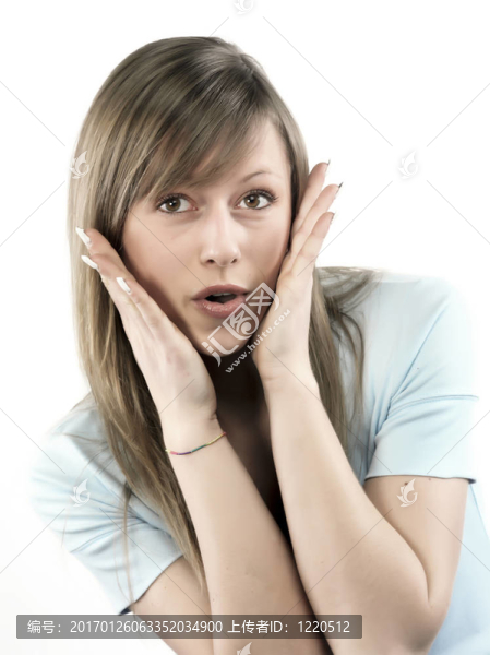 一個幸福的年輕女子微笑著孤立在白色背景的特寫肖像