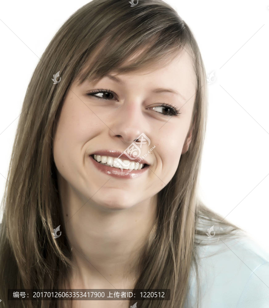 一個幸福的年輕女子微笑著孤立在白色背景的特寫肖像