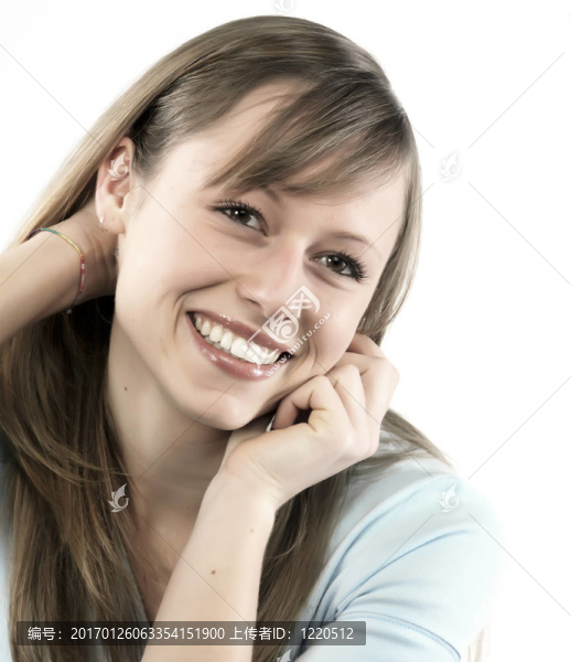 一個幸福的年輕女子微笑著孤立在白色背景的特寫肖像