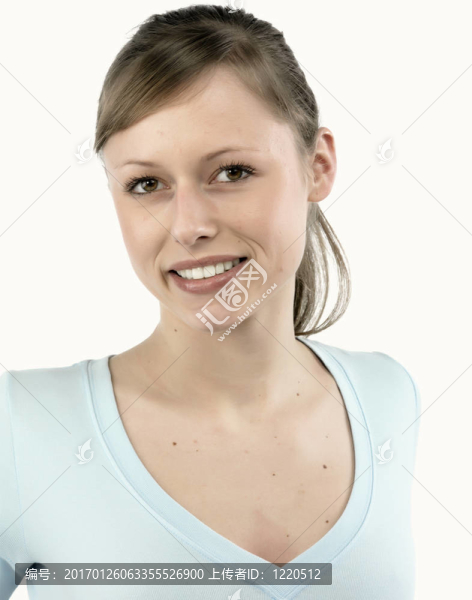 一個(gè)幸福的年輕女子微笑著孤立在白色背景的特寫肖像