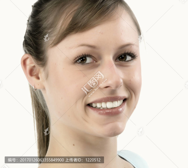 一個幸福的年輕女子微笑著孤立在白色背景的特寫肖像