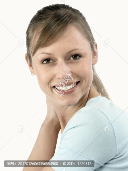 一個幸福的年輕女子微笑著孤立在白色背景的特寫肖像