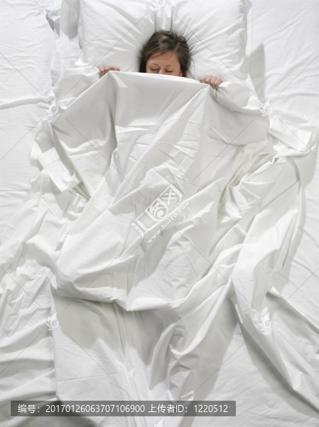 年輕的金發(fā)女人在床上睡覺(jué)