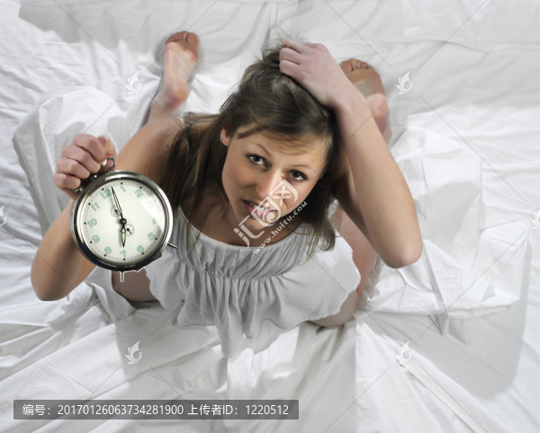 床上有鬧鐘的女人