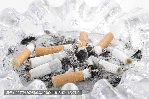 背景全用煙頭的煙灰缸