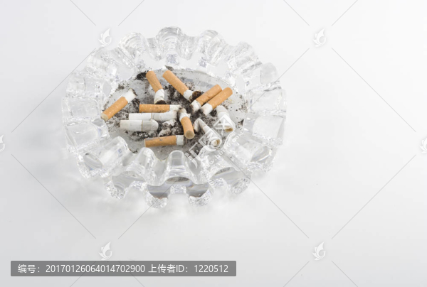 背景全用煙頭的煙灰缸