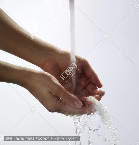 水濺起
