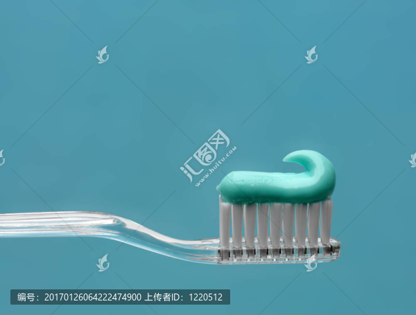 牙刷貼上白色的牙刷。衛(wèi)生與醫(yī)學(xué)概念。