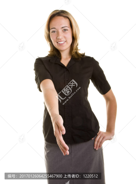 黑色襯衫上的金發(fā)女郎伸出手