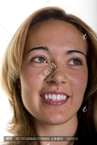 金發(fā)女郎微笑著抬頭看