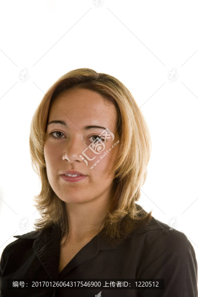 金發(fā)女郎在黑色襯衫小微笑