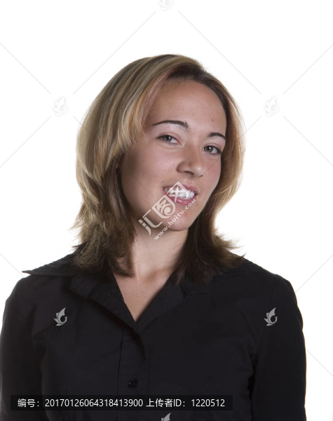穿黑襯衫的金發(fā)碧眼的姑娘面帶微笑