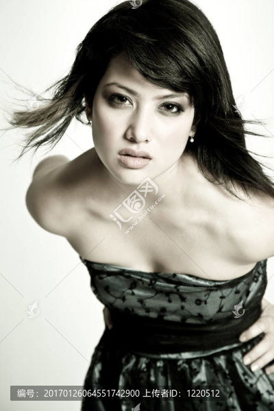 美麗的亞洲女孩在黑色和白色