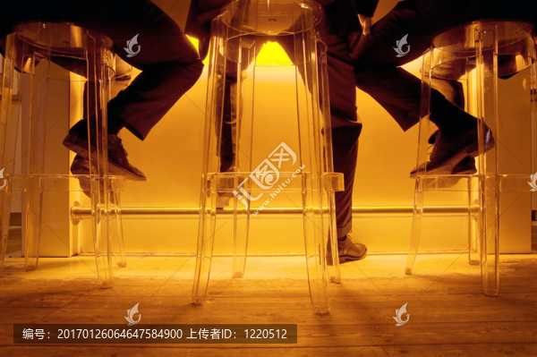 工作后酒吧里的社交