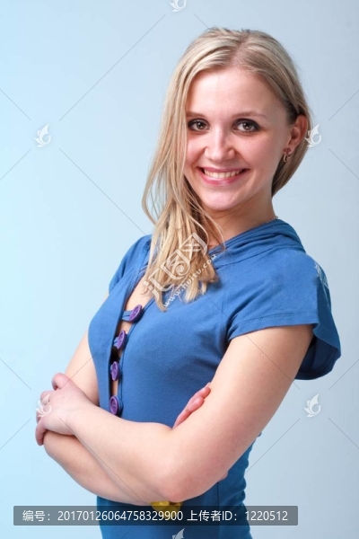 站在藍色背景下的年輕女子