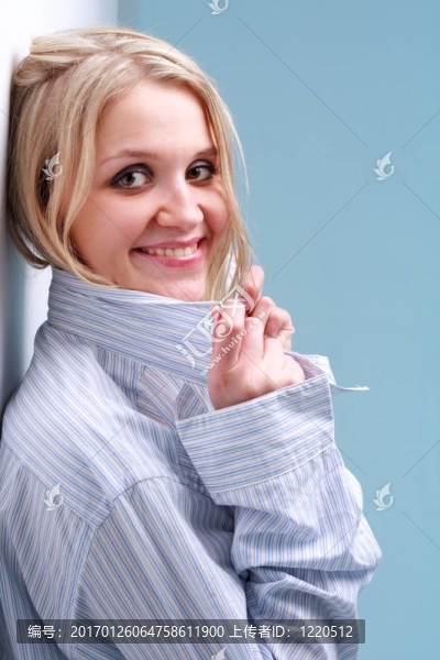 年輕的金發(fā)女人穿著襯衫